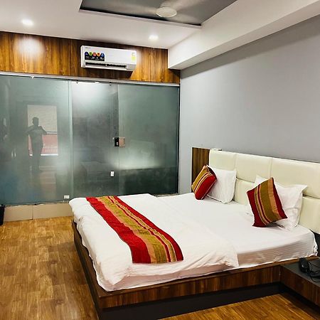 The Valentine Hotel Surat Ngoại thất bức ảnh