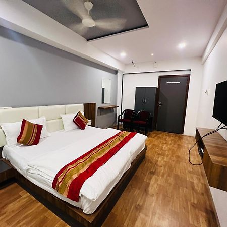 The Valentine Hotel Surat Ngoại thất bức ảnh