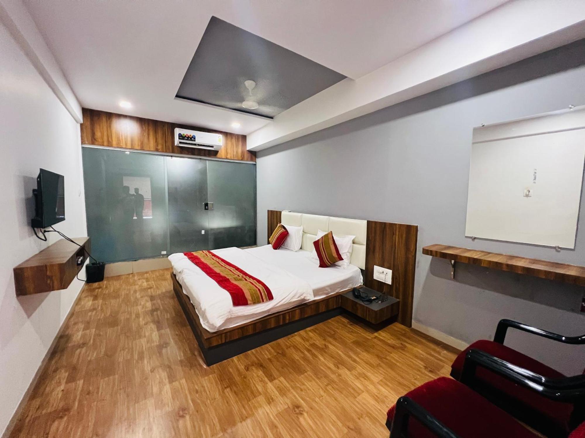 The Valentine Hotel Surat Ngoại thất bức ảnh