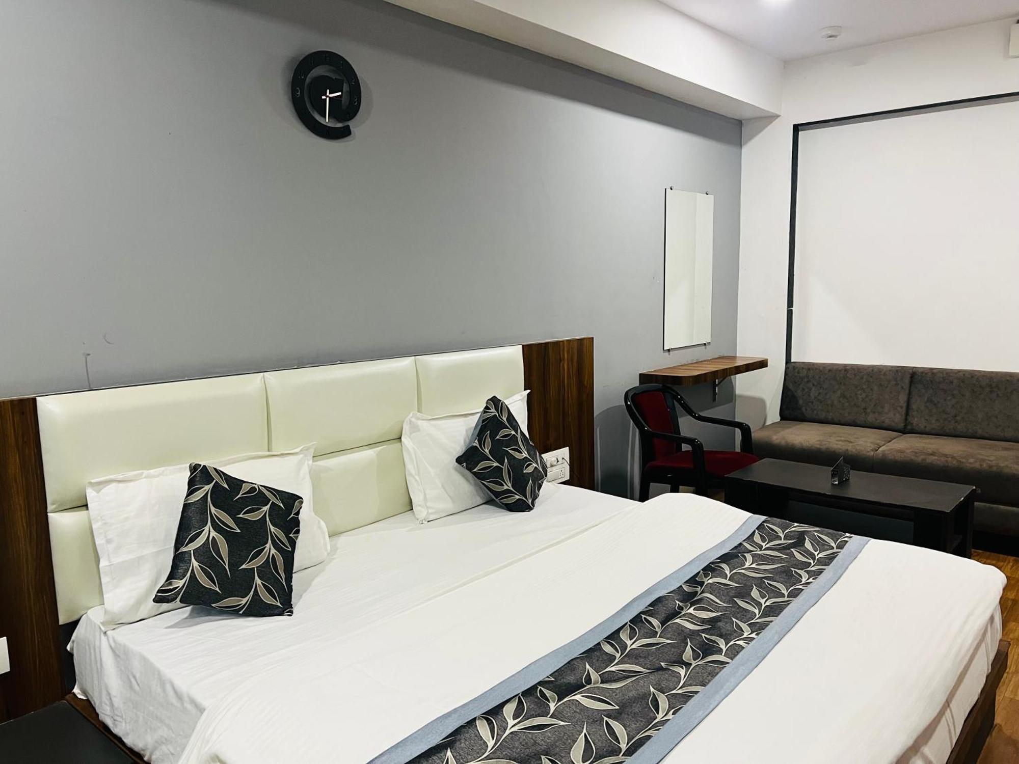 The Valentine Hotel Surat Ngoại thất bức ảnh