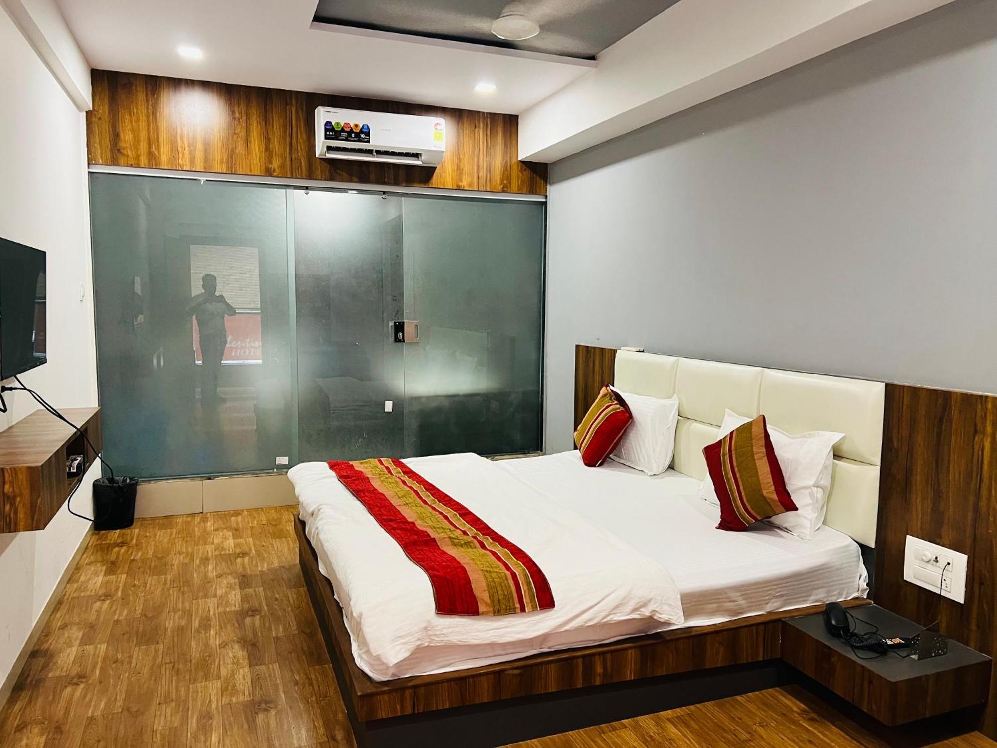 The Valentine Hotel Surat Ngoại thất bức ảnh