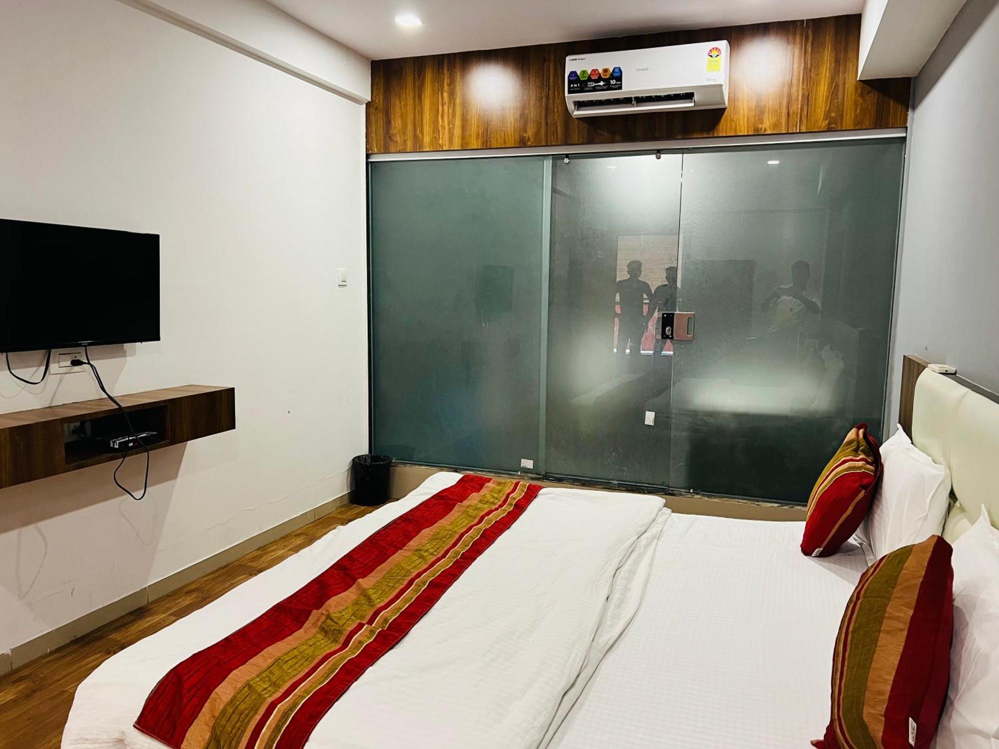 The Valentine Hotel Surat Ngoại thất bức ảnh