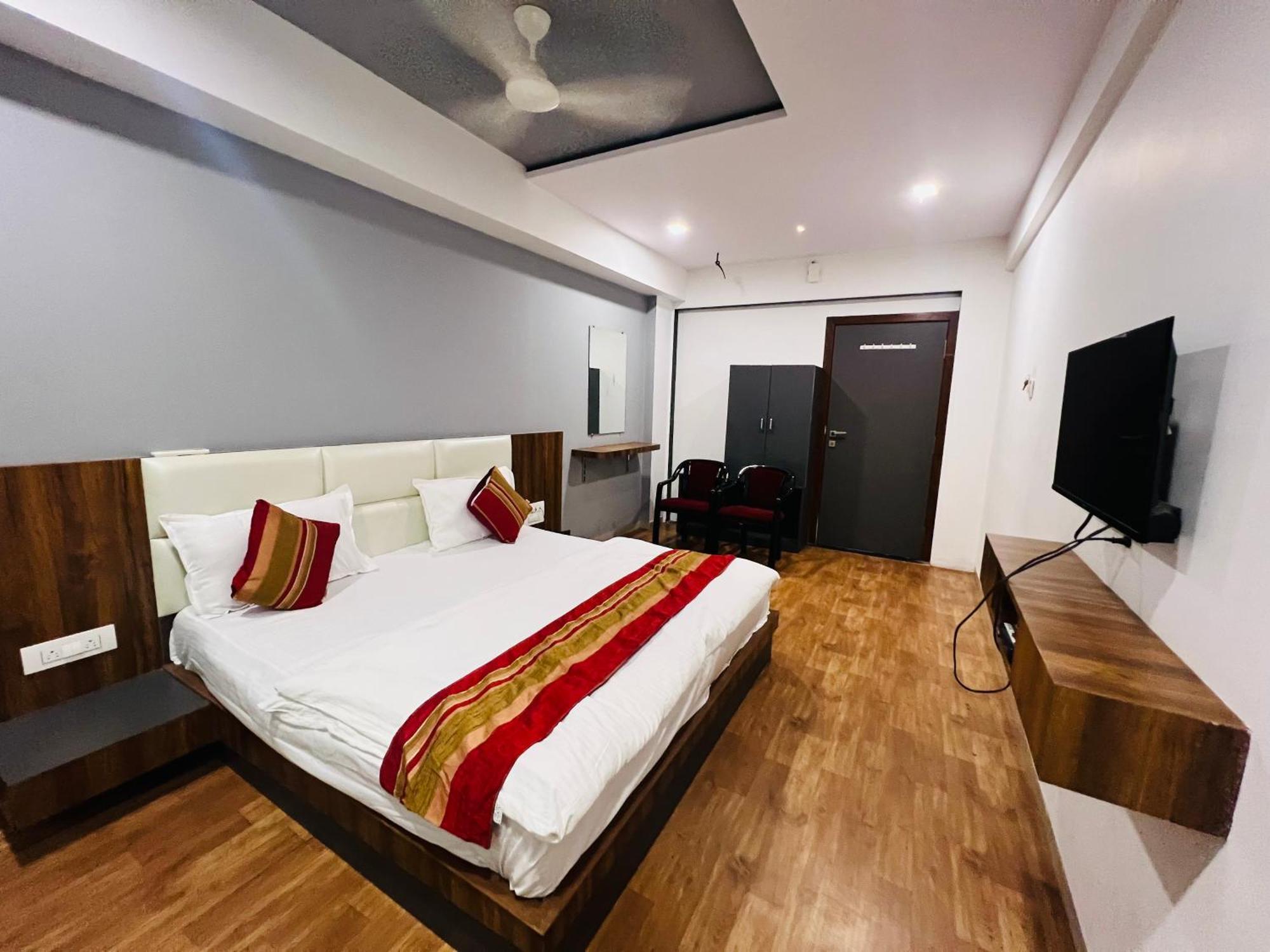 The Valentine Hotel Surat Ngoại thất bức ảnh