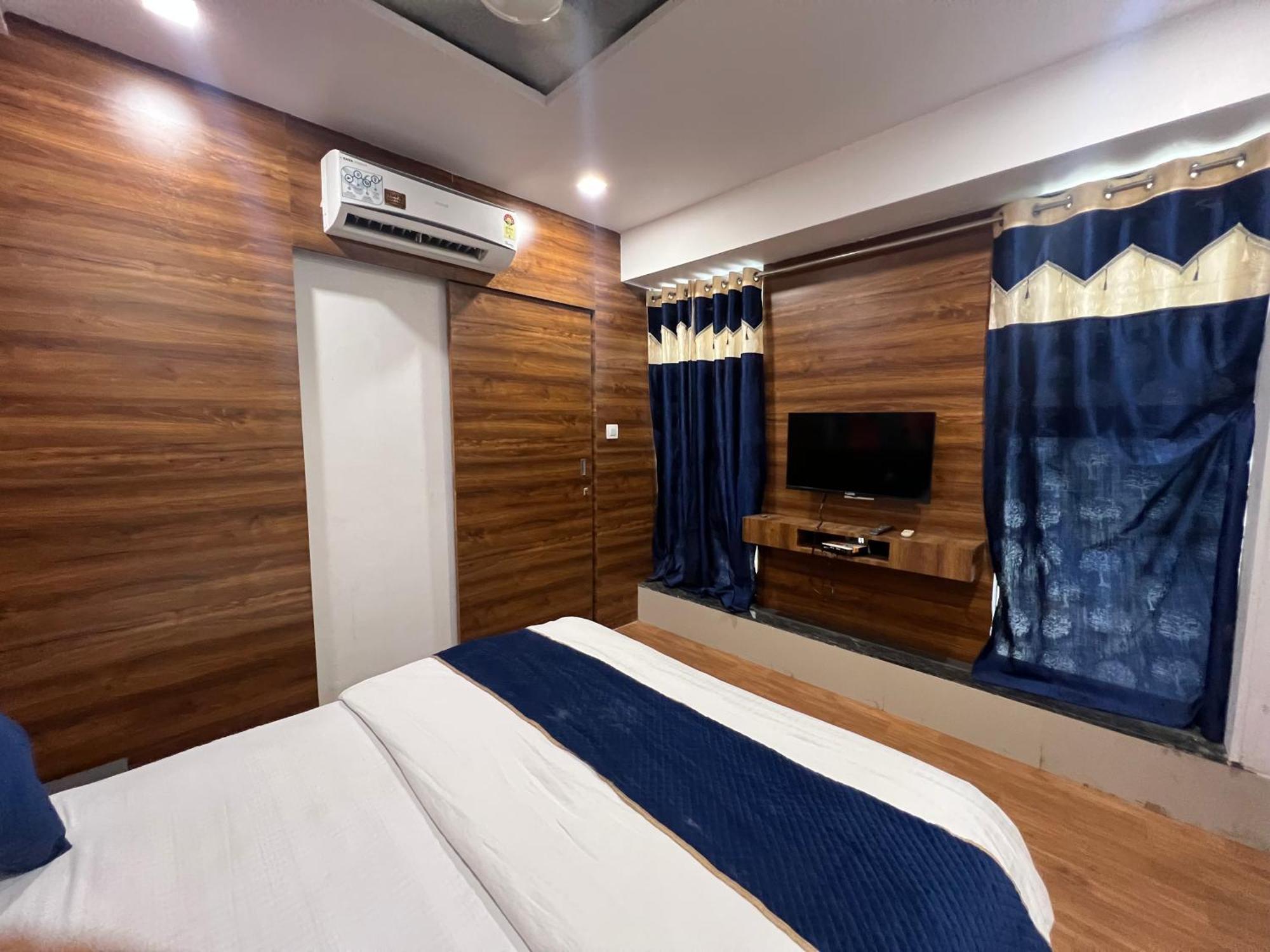 The Valentine Hotel Surat Ngoại thất bức ảnh
