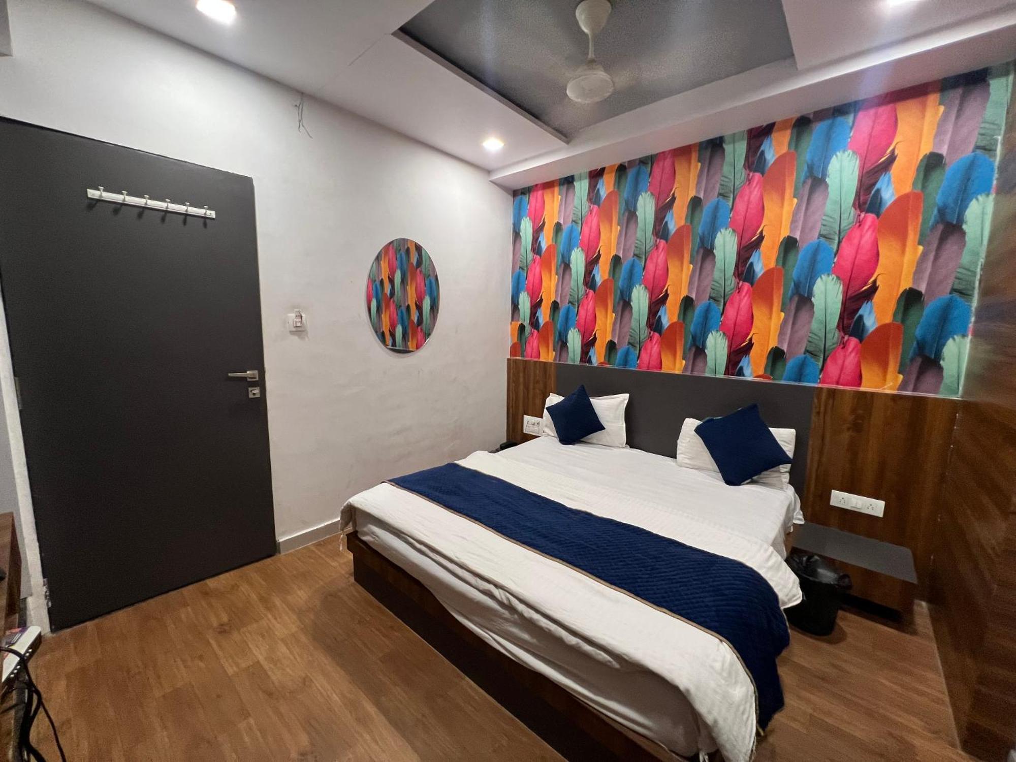 The Valentine Hotel Surat Ngoại thất bức ảnh