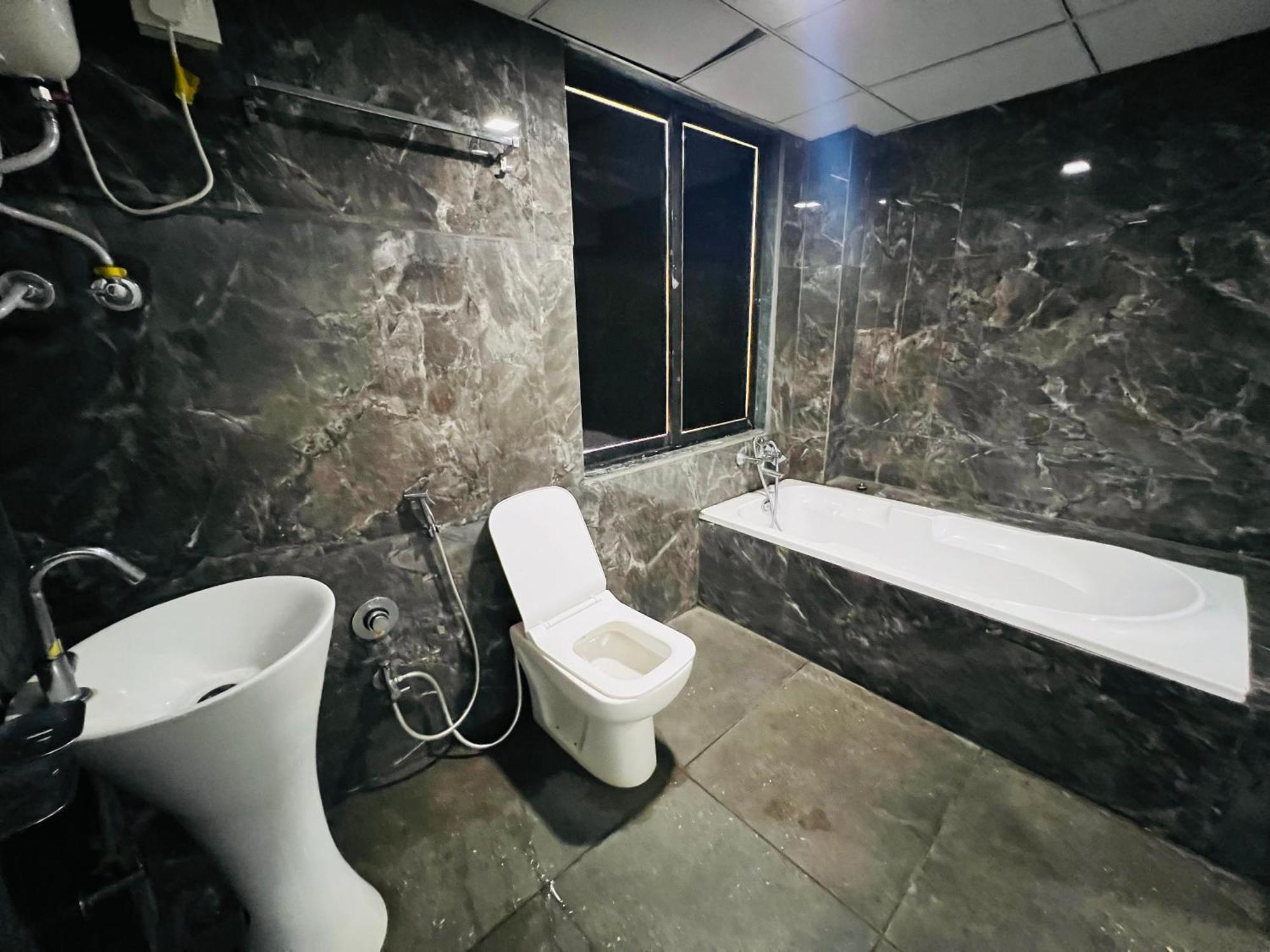 The Valentine Hotel Surat Ngoại thất bức ảnh